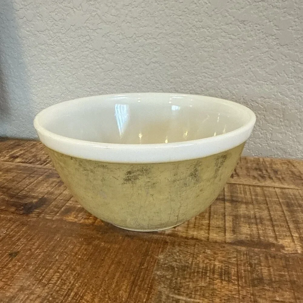 Vintage PYREX Yellow 402 1 1/2 QT Nesting Mixing Bowl Made in USA Yellow